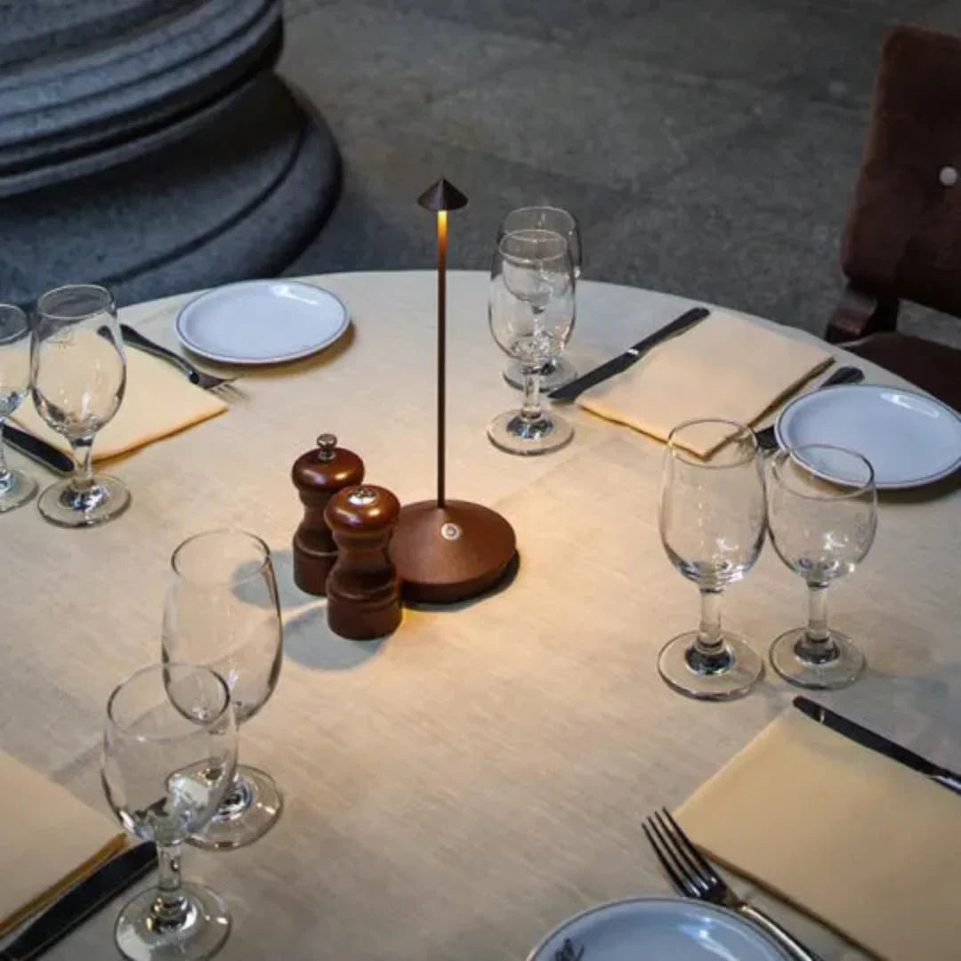Minimalistische ClarityGlow tafellamp, waterdicht en draadloos, met zacht dimbaar LED licht.
