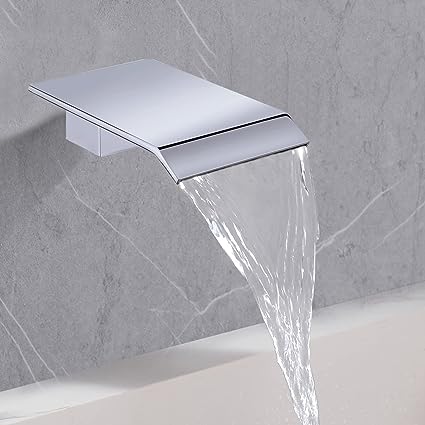 Glanzende chromen sensor wandkraan met watervaluitloop. Contactloos en modern design, ideaal voor badkamers.