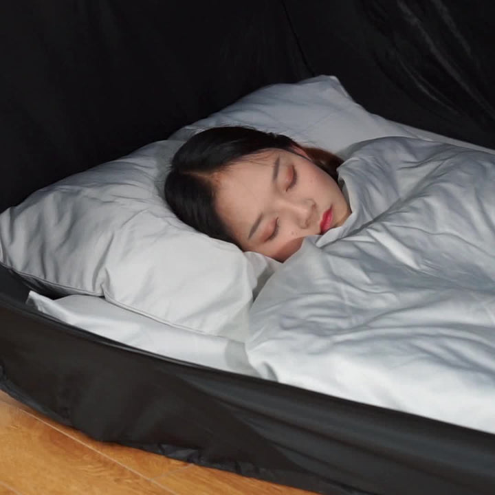 Rustgevend CozyNest opvouwbaar tentbed, creëert een serene slaapplek met privacy en comfort overal.