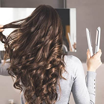 Dames met perfect gestyled haar dankzij de HairToolz™ 2-in-1 krultang en stijltang.