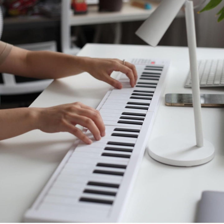 Compact opgevouwen 61-toets keyboard, klaar om mee te nemen. Perfect voor reisvriendelijke muzikanten.