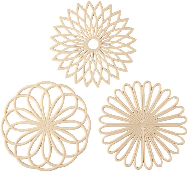 Drie duurzame siliconen warmtepads in levendige kleuren, perfect voor hete schalen.