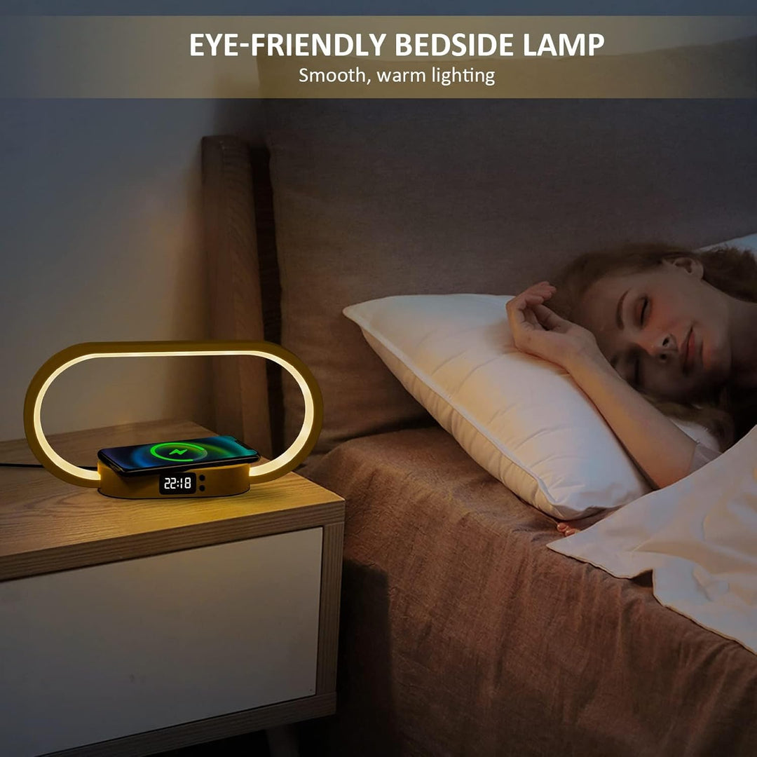 Moderne design nachttafellamp Lumora met klok en draadloze QI oplader, ideaal voor slaapkamer.