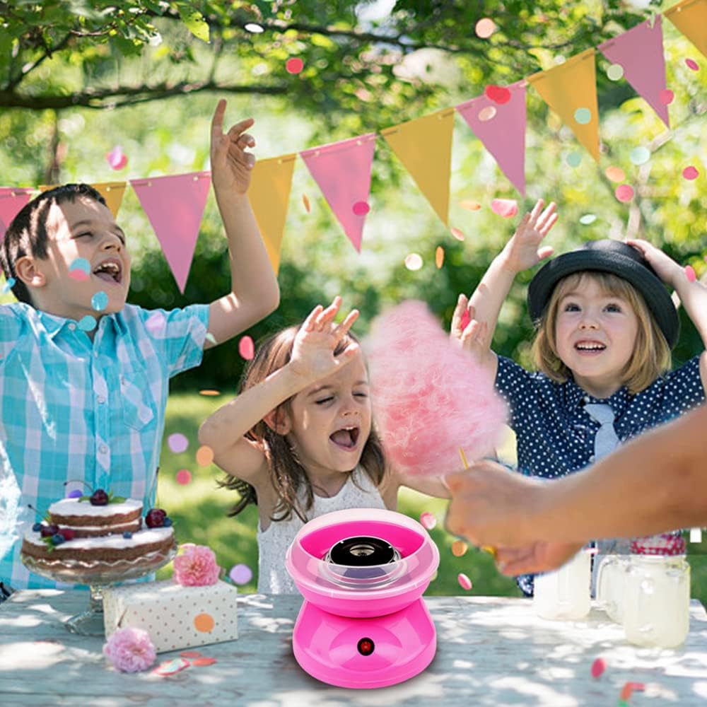 Heerlijke roze suikerspin wordt gemaakt met de compacte suikerspinmachine, ideaal voor elk feestje.