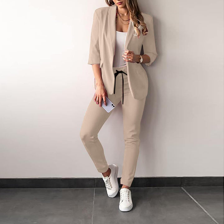 Elegant 2-delig stretch damespak met colbert en pantalon, perfect voor een zakelijke, stijlvolle look.