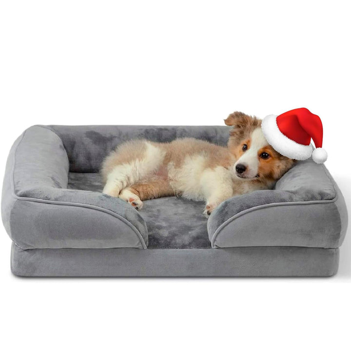 Blije hond genietend van comfort op grijs orthopedisch traagschuim hondenbed; perfect voor gewrichtsontlasting.