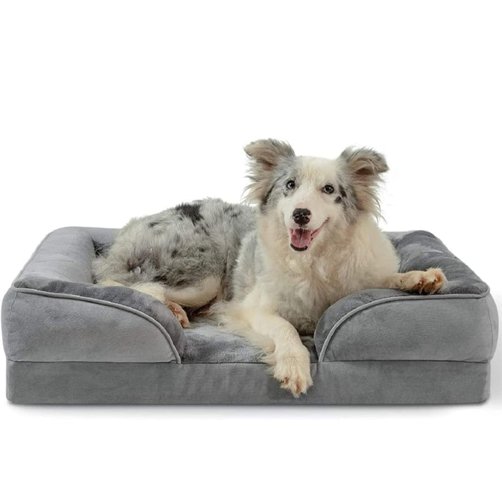 Wasbaar grijs orthopedisch hondenbed met anti-slip onderkant en traagschuim voor duurzaam huisdiercomfort.