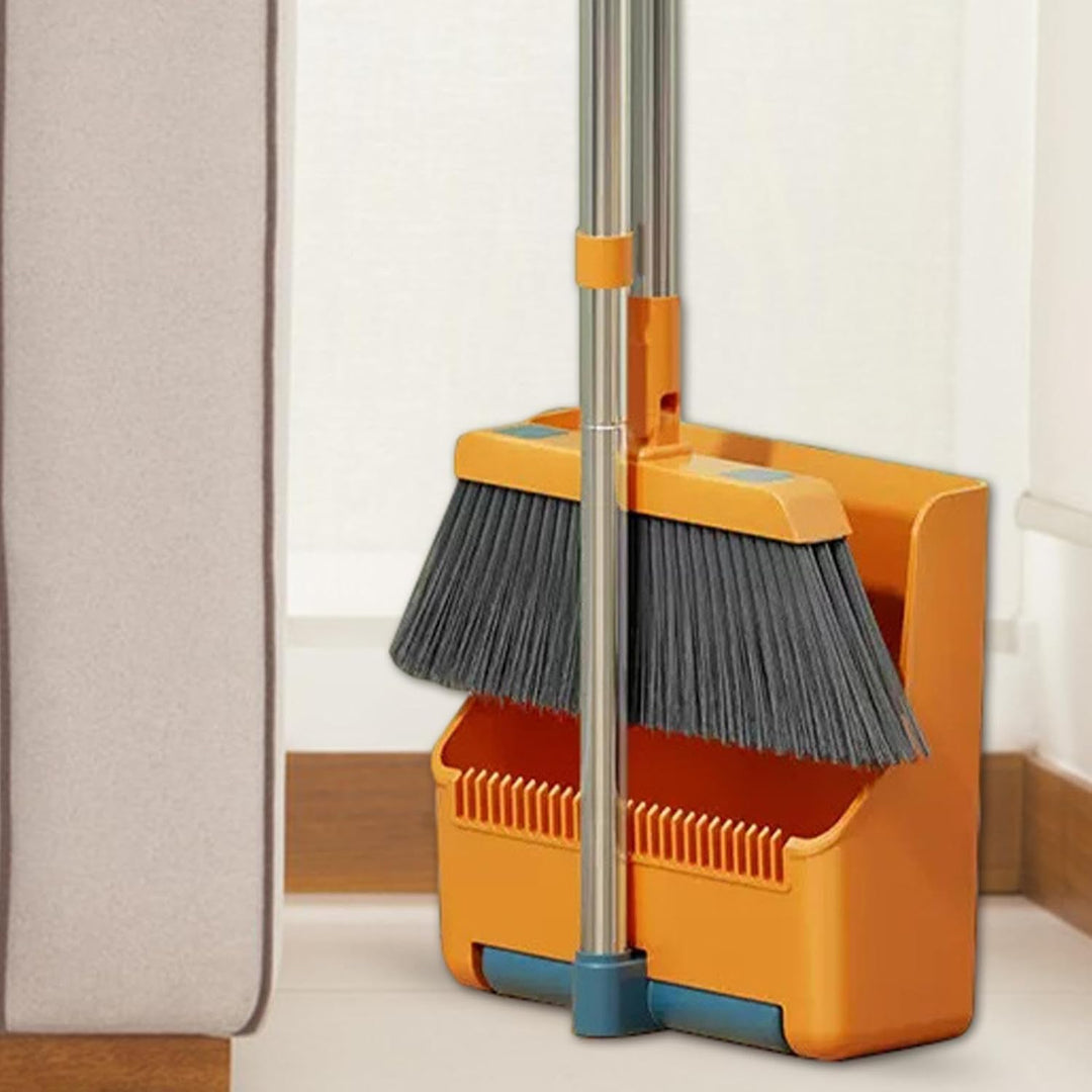 Clavira stofblik met flexibele rubberen rand voor perfecte vuilopvang, onderdeel van de reinigingsset.