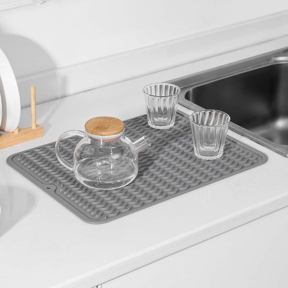 Blauwe siliconen afdruipmat met opstaande rand, houdt water vast, ideaal voor spoelbak.