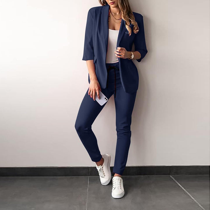 Detail van comfortabel stretch damespakstof, toont de flexibiliteit van het Vivian 2-delige colbert en pantalon.