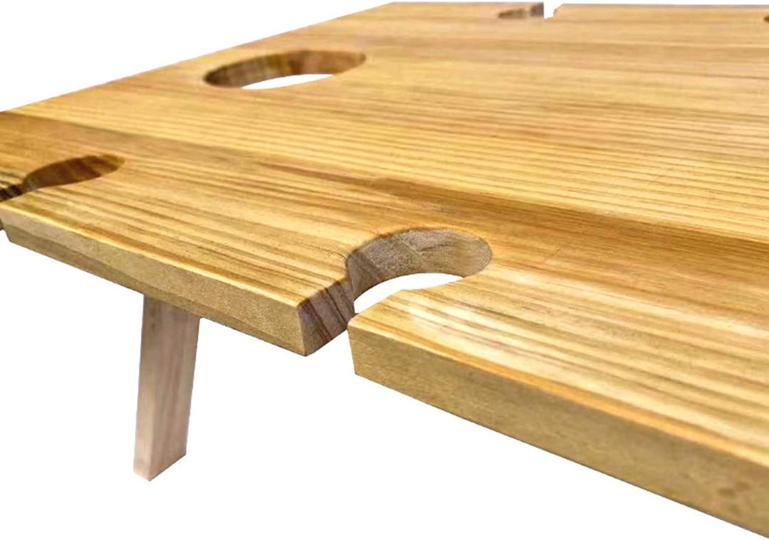 Stijlvolle houten wijntafel; perfect als accessoire voor buitenleven, zomer en kamperen.