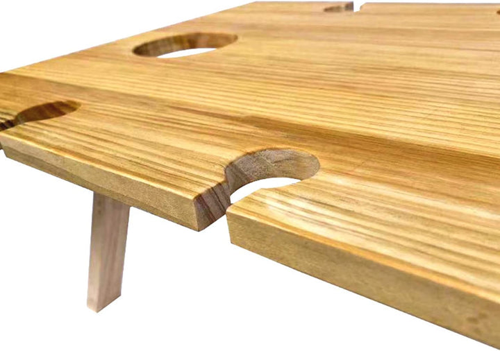 Stijlvolle houten wijntafel; perfect als accessoire voor buitenleven, zomer en kamperen.