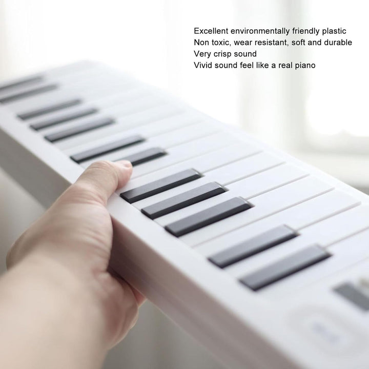 Slanke zijkant van de opvouwbare digitale piano, benadrukt het compacte en draagbare design.