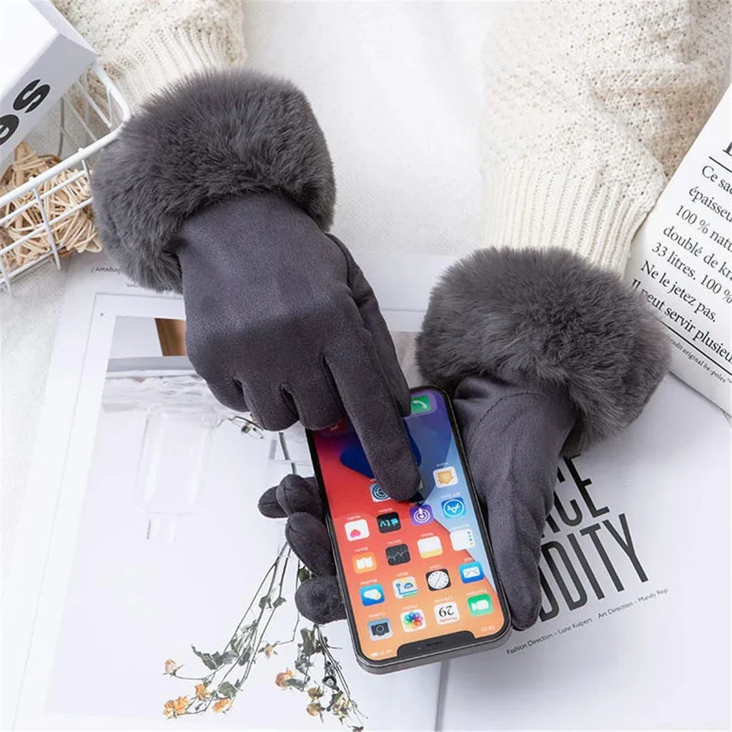 VelvetGlam: dameshandschoenen van suède met luxe imitatiebont, perfect voor winterse dagen.
