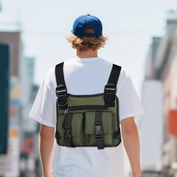 Man rent in een park met Dravon lichtgewicht hardloopvest, verstelbaar, met waterfles in een zak.