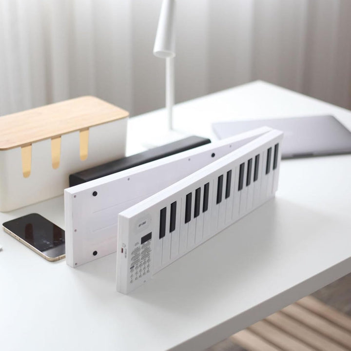 Duidelijk zicht op de 61 zwarte en witte toetsen van deze draagbare digitale piano. Geschikt voor beginners.