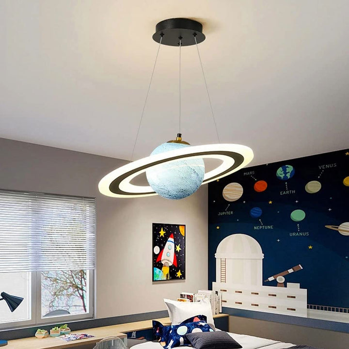 Kinderkamer LED hanglamp met planeten en astronaut, sfeervolle ruimtelamp.