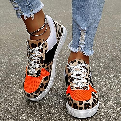 Elegante panterprint pumps voor dames, van opzij gezien; tonen comfortabele pasvorm en trendy design.