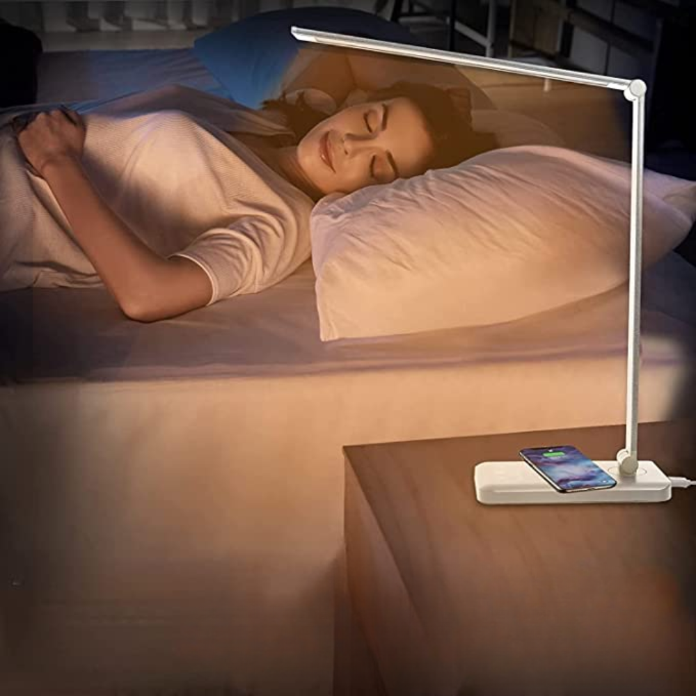 Moderne BrightEase LED bureaulamp, dimbaar, met flexibele arm en USB-oplaadpoort, perfect voor kantoor of studie.