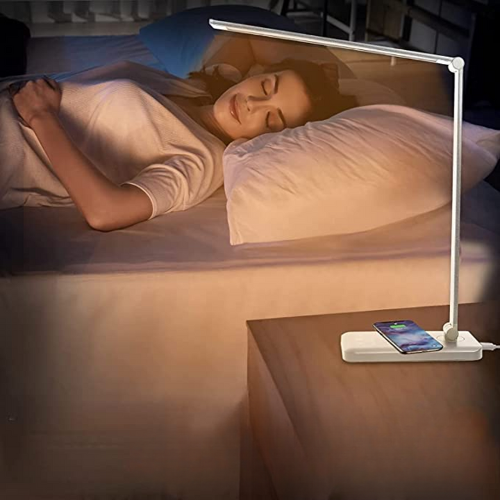 Moderne BrightEase LED bureaulamp, dimbaar, met flexibele arm en USB-oplaadpoort, perfect voor kantoor of studie.