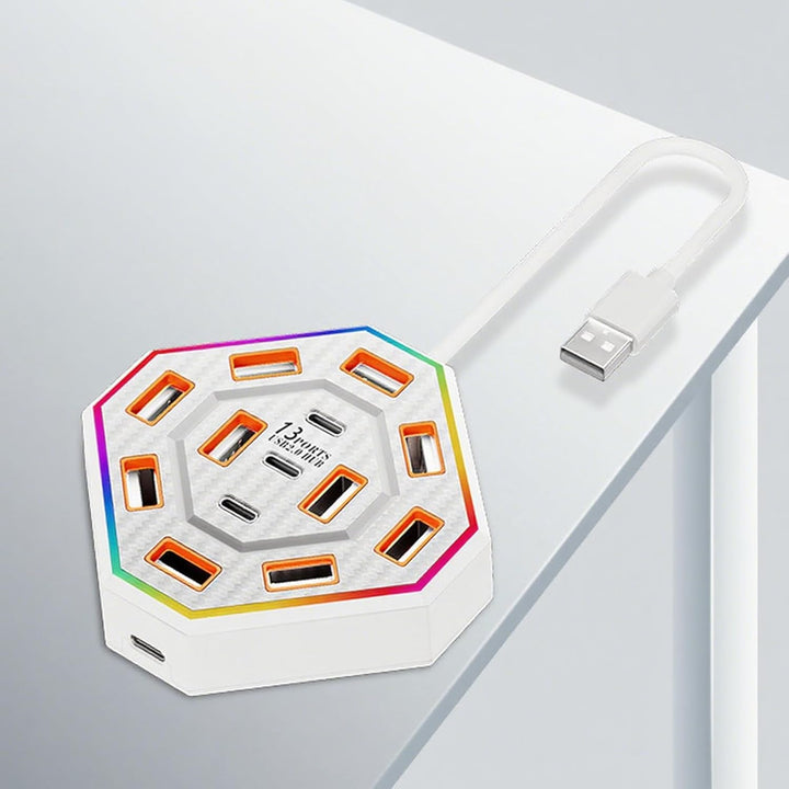 Verhoog productiviteit met dit Lumora 13-poorts USB-C dockingstation, witte hub met RGB-verlichting.