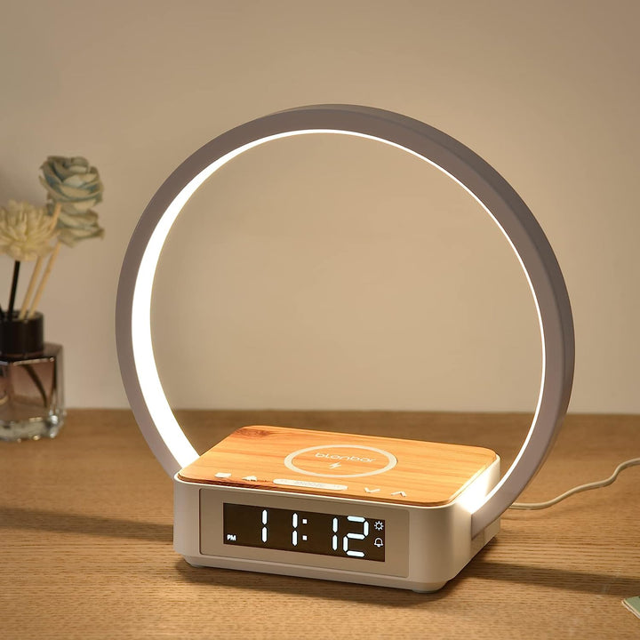 Stijlvolle LED tafellamp met geïntegreerd draadloos opladen en wekker, perfect voor een opgeruimde werkplek.