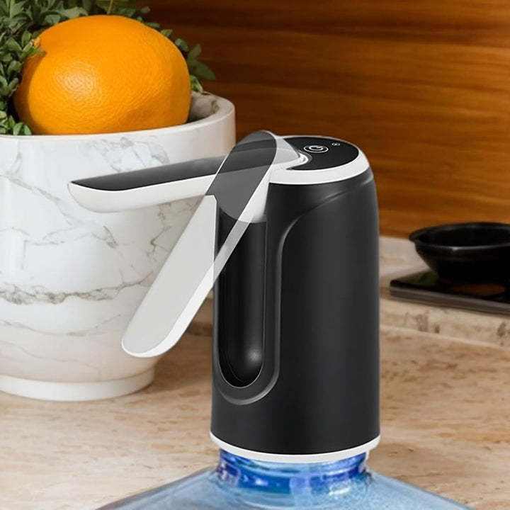Zwarte draagbare waterdispenser, klaar voor montage op een gallon waterfles, zorgt voor gemak.