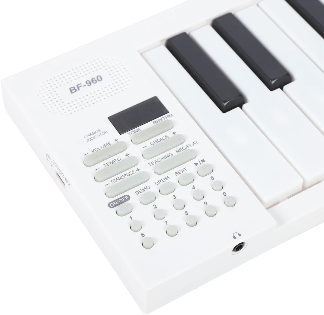 Gedetailleerd beeld van de 61-toets digitale piano, met focus op functionaliteit en het compacte ontwerp.