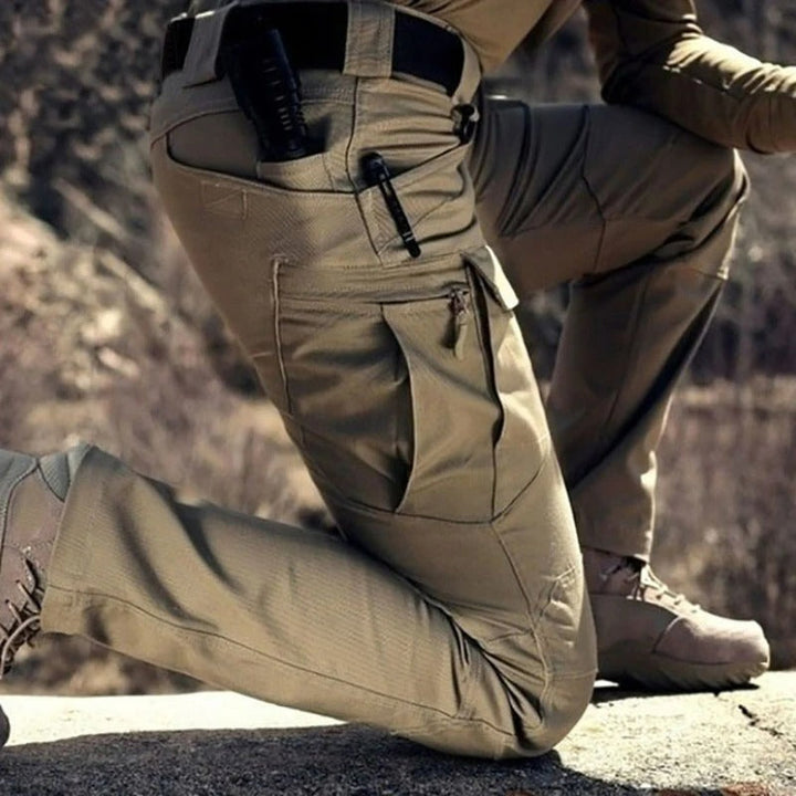 Man draagt functionele waterdichte outdoorbroek David tijdens wandelen in de natuur.