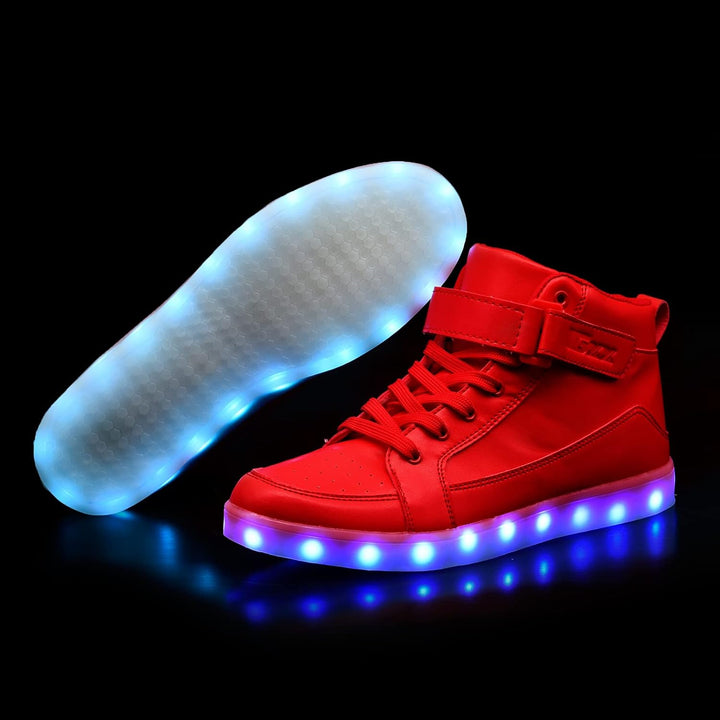 Trendy LumaBoost LED sneakers met oplaadbare verlichting, transformerend van dag- naar nachtstijl.