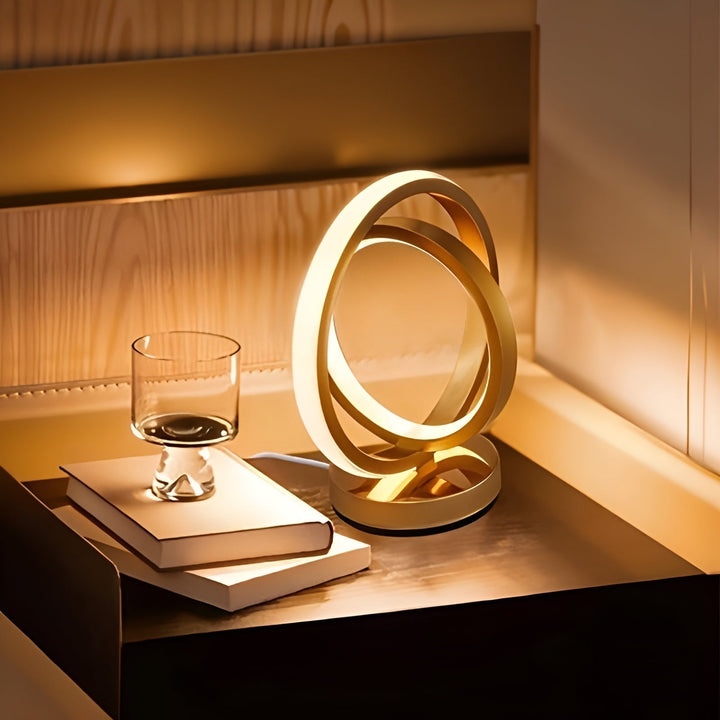 Energiezuinige dimbare LED tafellamp met modern design en USB voeding. Geschikt als sfeer- en leeslamp.