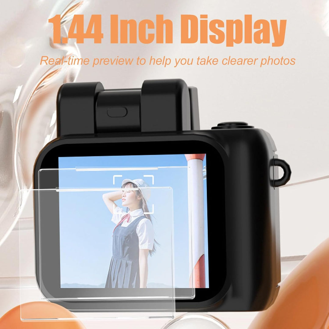 Sleutelhanger camera met sleutels, toont het ultracompacte formaat van deze 1080p retro camera.