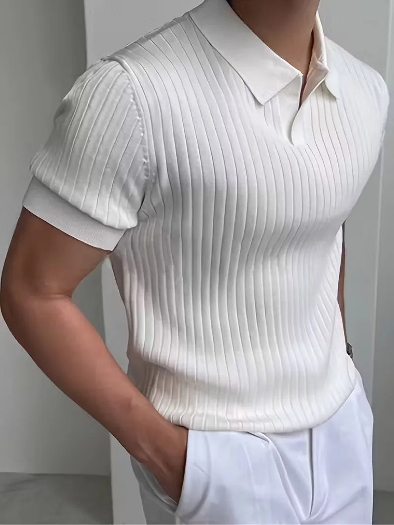 Kwalitatieve herenpolo met ribstructuur, V-hals. Gebreide korte mouwen, perfect voor smart-casual outfits.