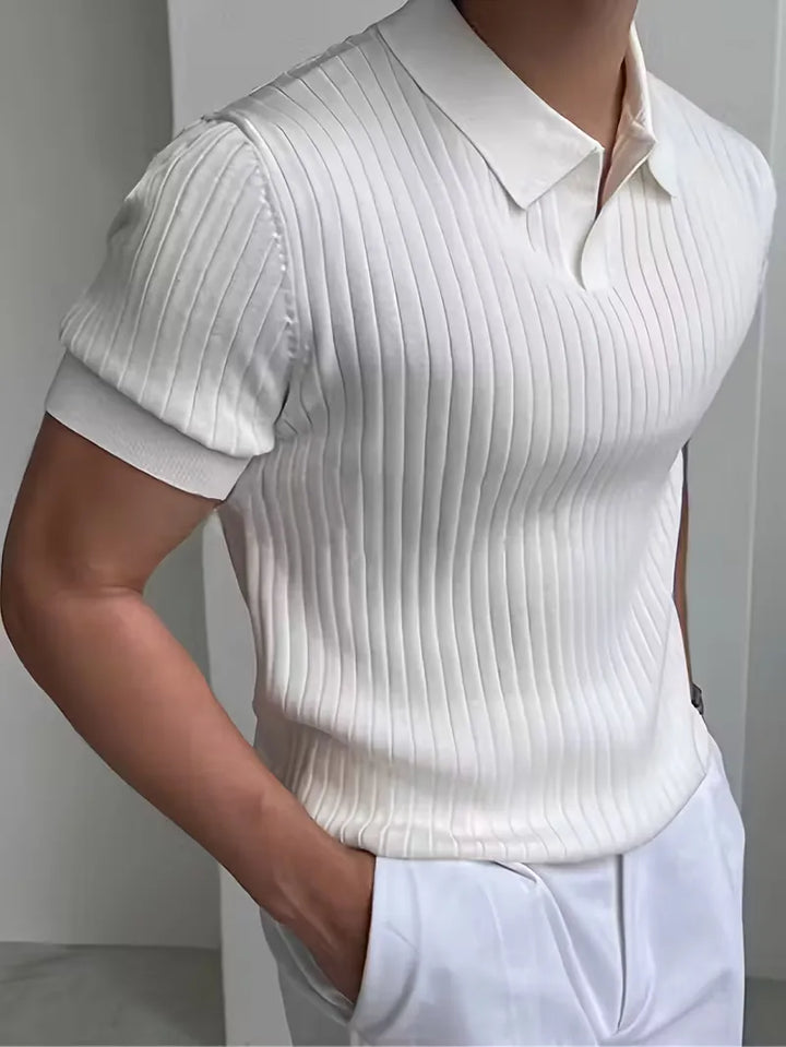 Kwalitatieve herenpolo met ribstructuur, V-hals. Gebreide korte mouwen, perfect voor smart-casual outfits.