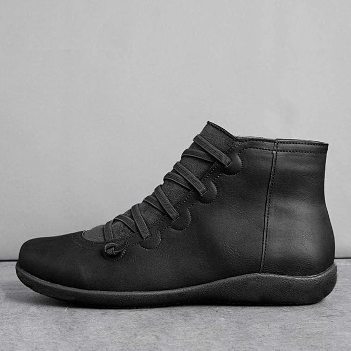 Stevige zool van Hoymans dames enkellaarzen met vetersluiting. Duurzaam PU-leer voor comfortabele, dagelijkse winterboots.