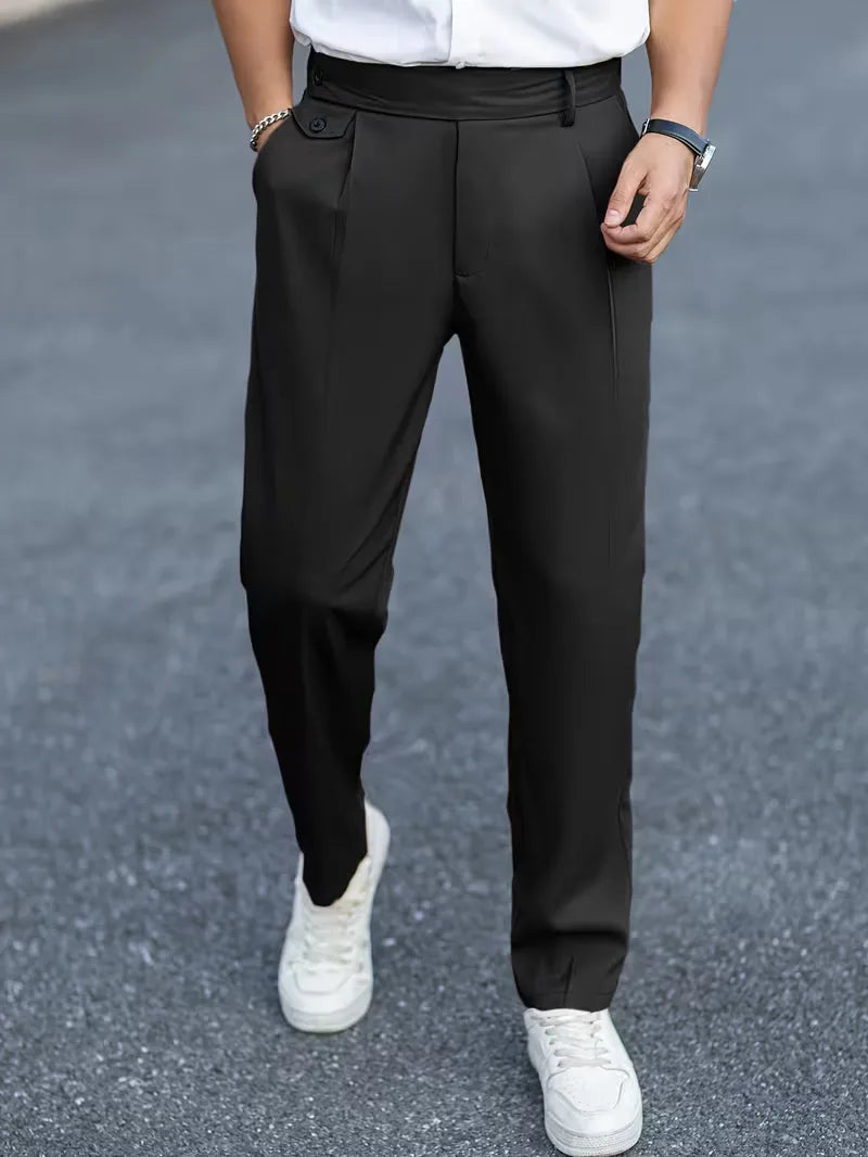 Comfortabele heren pantalon, straight leg, smart casual stijl, makkelijk te combineren.