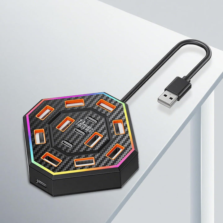 Lumora universeel 13-poorts USB-C dockingstation, wit, voor een geordende en productieve setup met RGB.
