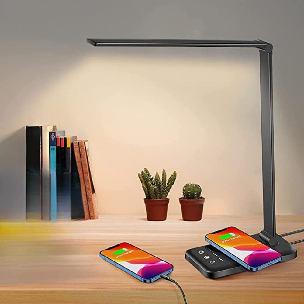 Close-up van de USB-oplaadpoort op de moderne BrightEase LED bureaulamp, ideaal voor het opladen van apparaten.