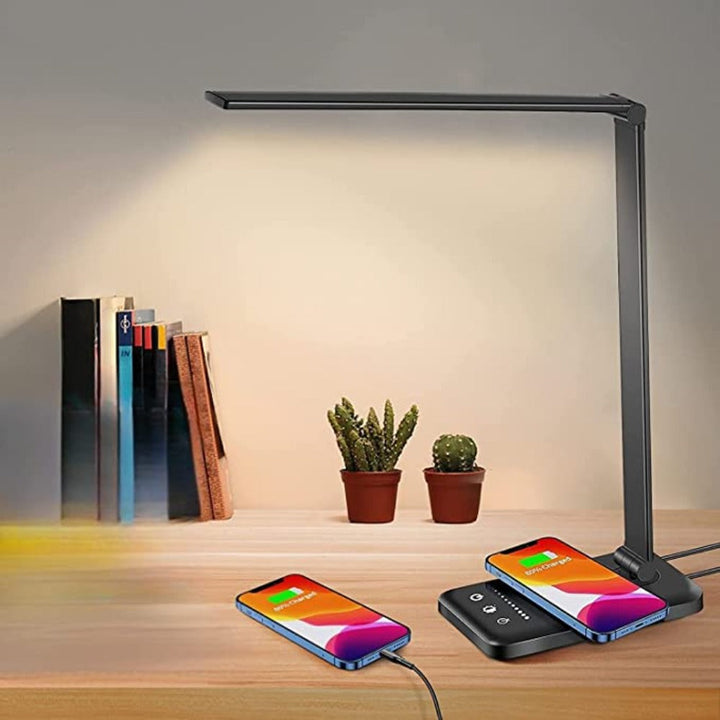 Close-up van de USB-oplaadpoort op de moderne BrightEase LED bureaulamp, ideaal voor het opladen van apparaten.