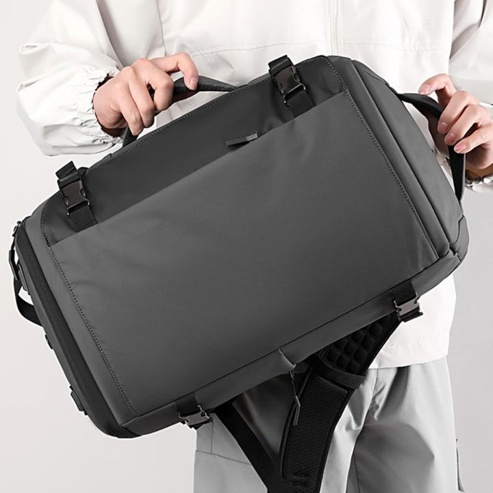 Open waterdichte laptop rugzak (15") met ruime compartimenten en USB-C poort, klaar voor al je spullen.