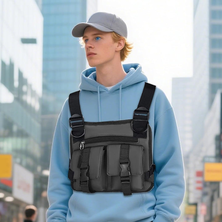 Opgevouwen Dravon hardloopvest, toont compactheid, lichtgewicht en verstelbaar voor mannen.