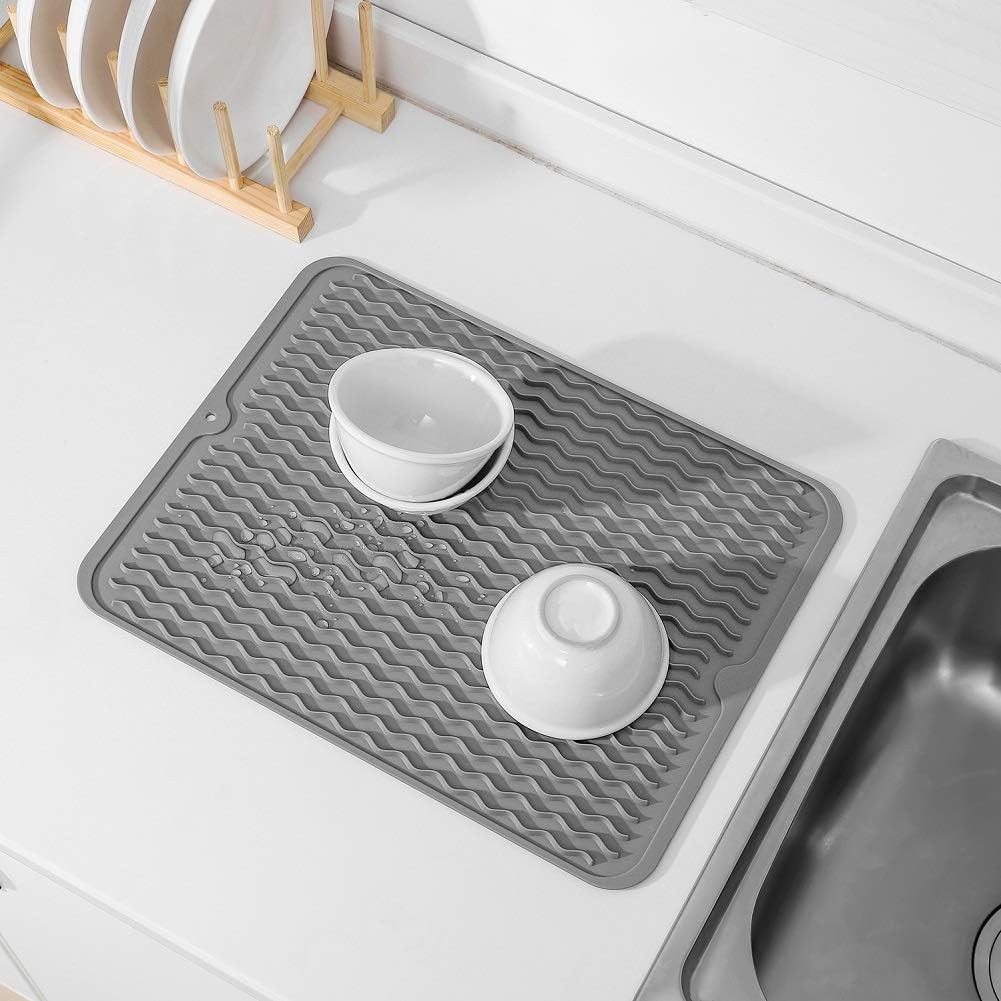 Grijze eco-vriendelijke siliconen afdruipmat, perfect voor het drogen van babyflessen.