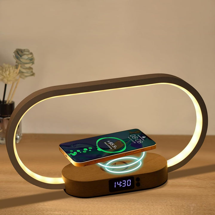 Dimbare LED nachttafellamp met geïntegreerde draadloze oplader en digitale klok voor slaapkamer.
