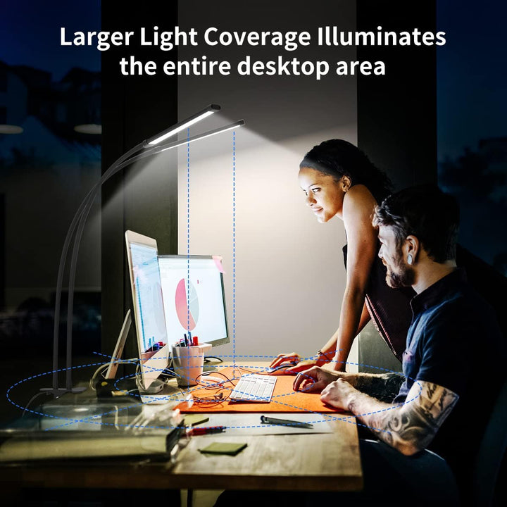 Persoon leest onder zachte, oogvriendelijke 77 LED verlichting van de flexibele bureaulamp. Ideaal als leeslamp.