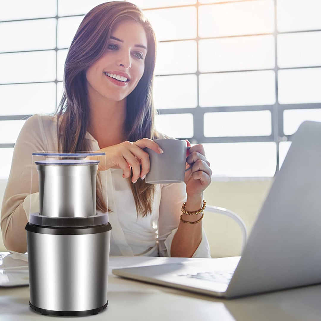 Elektrische BrewMate koffie- en specerijenmaler in een sfeervolle keuken, voor dagelijks versgemalen aroma's.