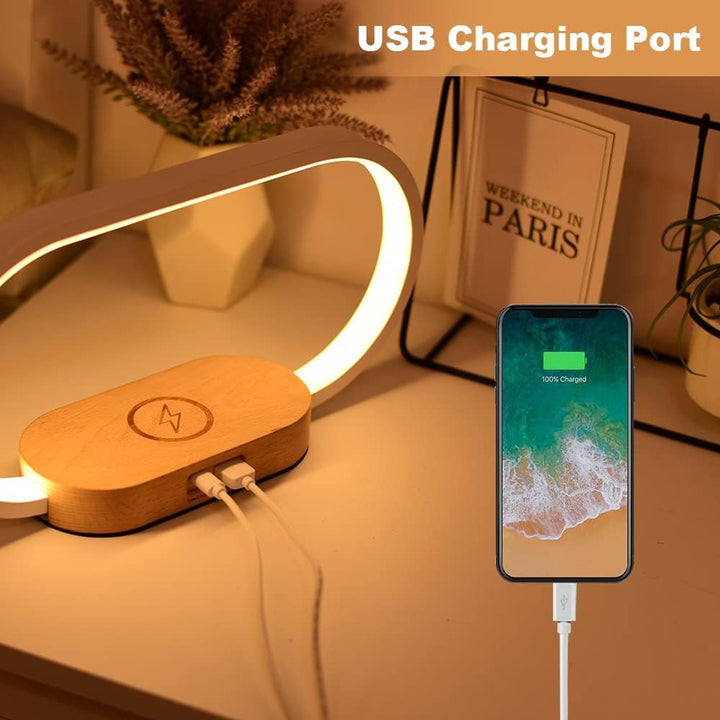 Modieuze kantoorlamp met instelbaar LED licht, ingebouwde klok en draadloze telefoonoplader voor werkplek.