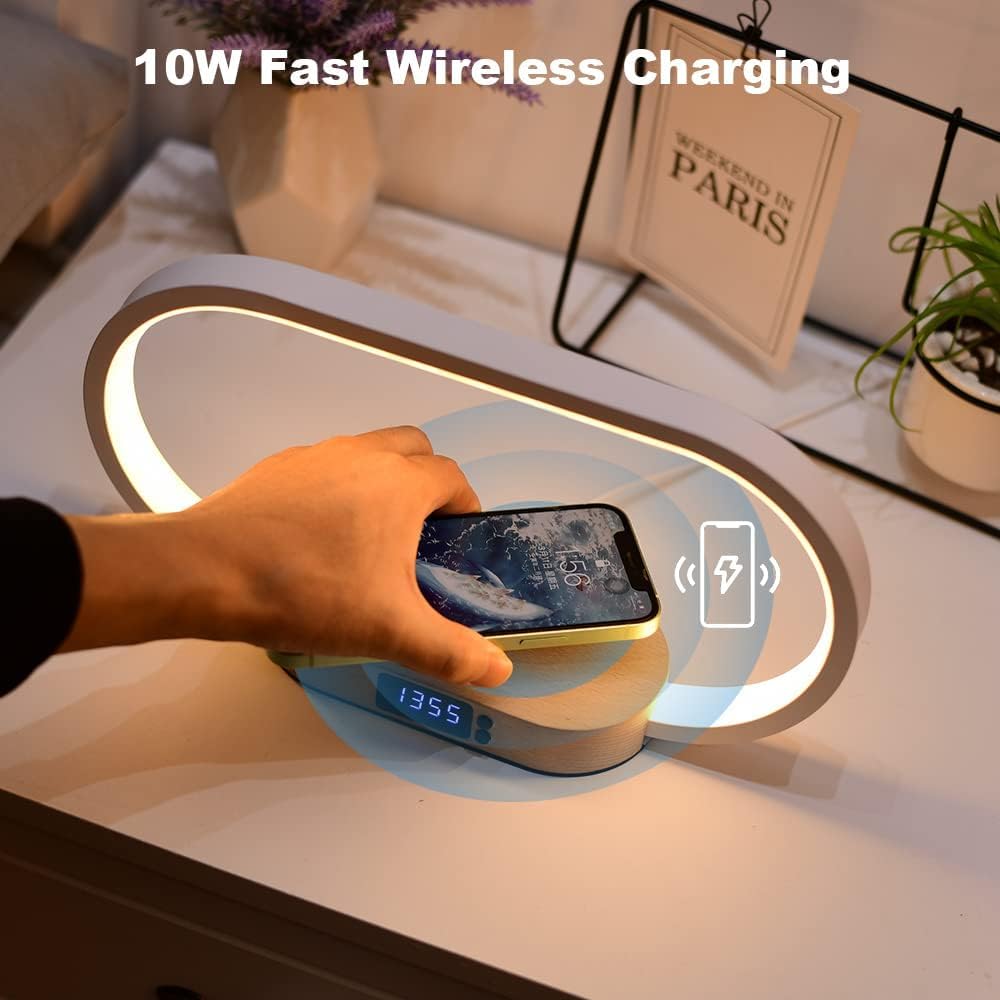 Compacte slaapkamerlamp met dimbaar licht, digitale klok en handige draadloze oplaadpad voor telefoons.