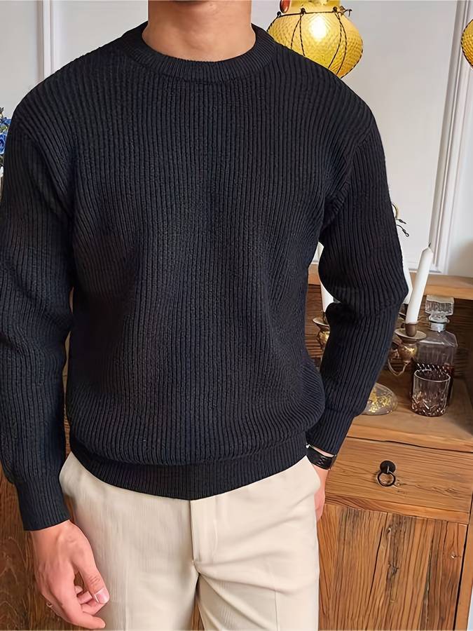 Man draagt comfortabele, casual gebreide heren trui; perfecte warme wintermode. Nieuwe collectie stijlvolle kleding.