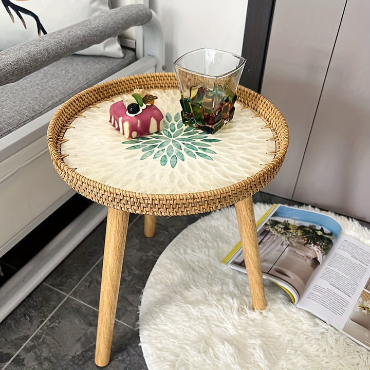 Detail van het fijn geweven riet op de Elin bijzettafel, een ambachtelijk Scandinavisch design element.