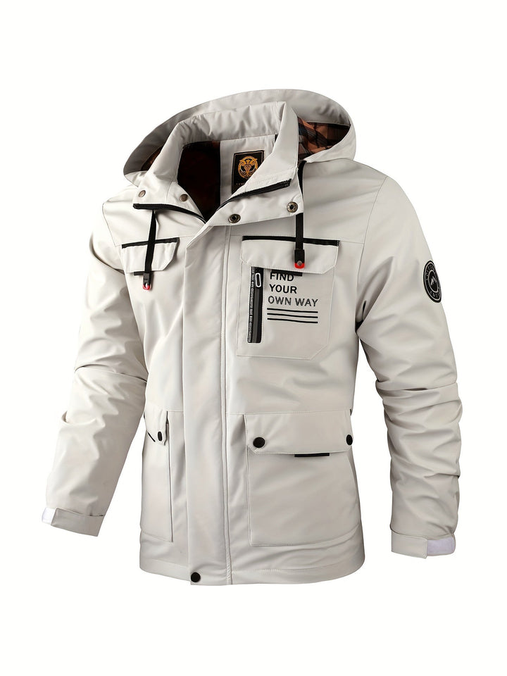 Achterkant heren waterdichte winterjas met capuchon. Ideaal voor winddichte bescherming tijdens outdoor avonturen.